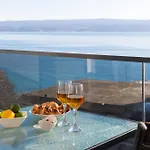 Number Xi - Beachfront Luxury With Pool