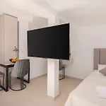 Number Xi - Beachfront Luxury With Pool Apartmán *