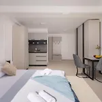 Number Xi - Beachfront Luxury With Pool Apartmán *