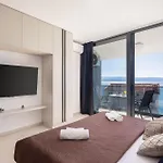Number Xi - Beachfront Luxury With Pool