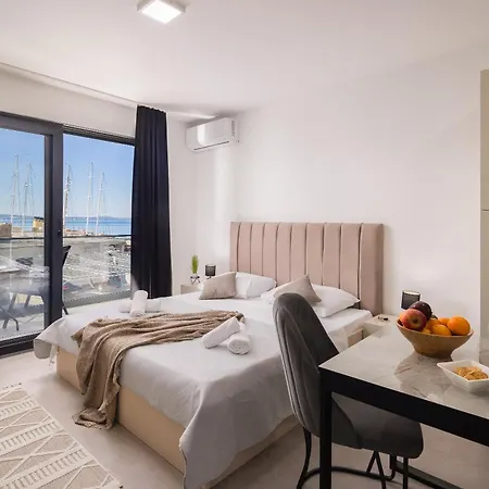 Number Xi - Beachfront & Pool Lejlighed Jesenice (Split-Dalmatia)