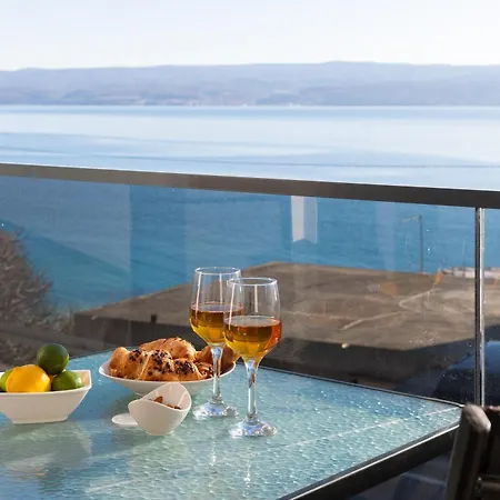 Number Xi - Beachfront Luxury With Pool
