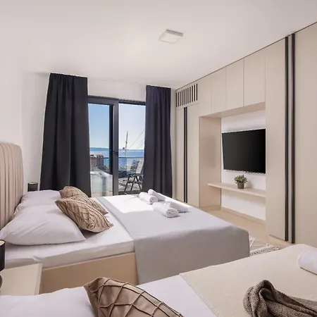 Number Xi - Beachfront & Pool Jesenice (Split-Dalmatia)