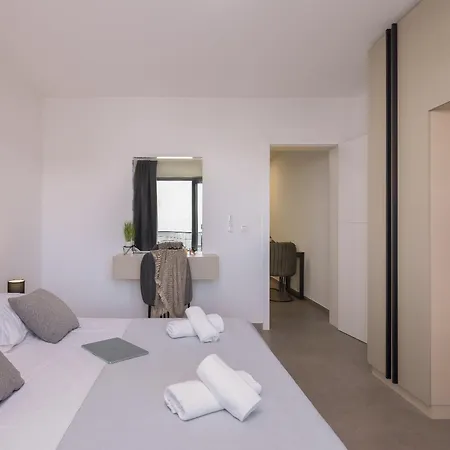 דירה Number Xi - Beachfront Luxury With Pool *