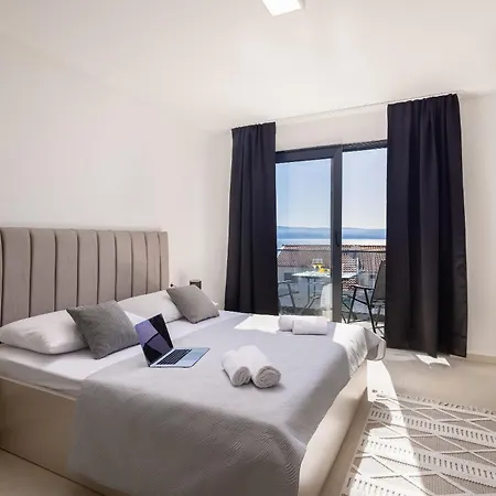 Number Xi - Beachfront Luxury With Pool דירה