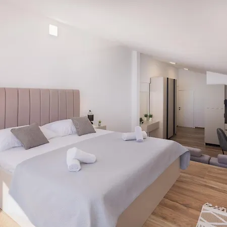 דירה Number Xi - Beachfront Luxury With Pool *