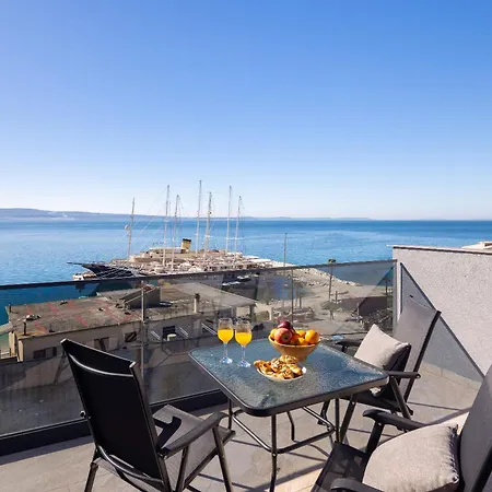 Number Xi - Beachfront Luxury With Pool Apartmán *