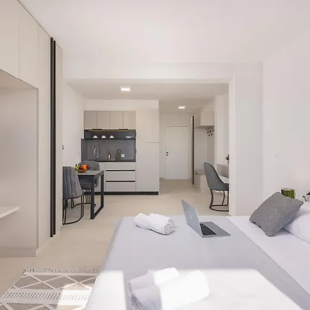 Number Xi - Beachfront Luxury With Pool * イェセニツェ