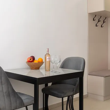 Number Xi - Beachfront Luxury With Pool דירה *