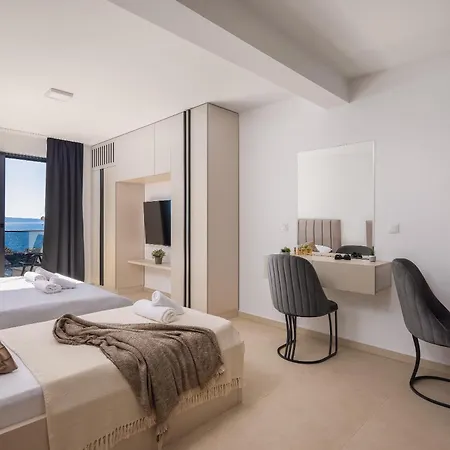 דירה Number Xi - Beachfront Luxury With Pool ז'סניסה