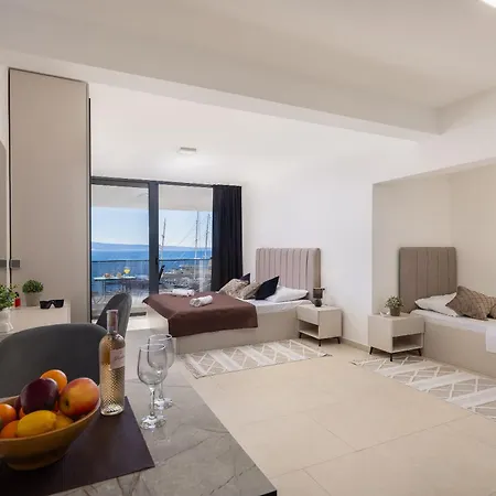 Number Xi - Beachfront Luxury With Pool