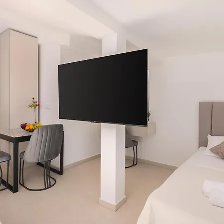 Number Xi - Beachfront Luxury With Pool דירה *