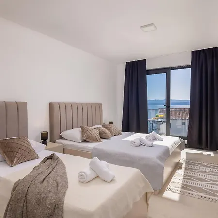 Number Xi - Beachfront Luxury With Pool ז'סניסה