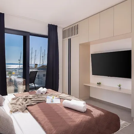 Number Xi - Beachfront Luxury With Pool Apartmán