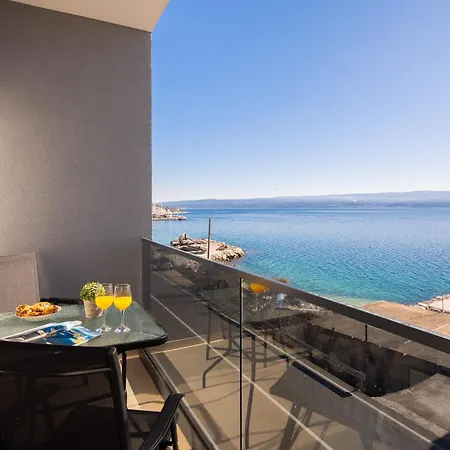 Number Xi - Beachfront Luxury With Pool Apartmán Jesenice (Split-Dalmatia)