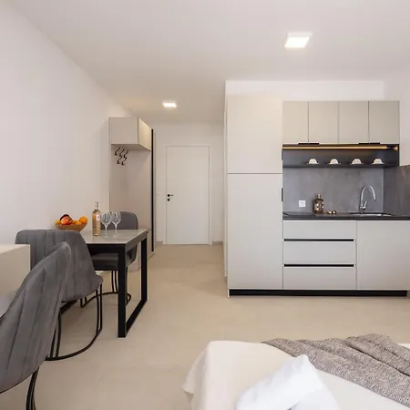 Number Xi - Beachfront Luxury With Pool דירה ז'סניסה