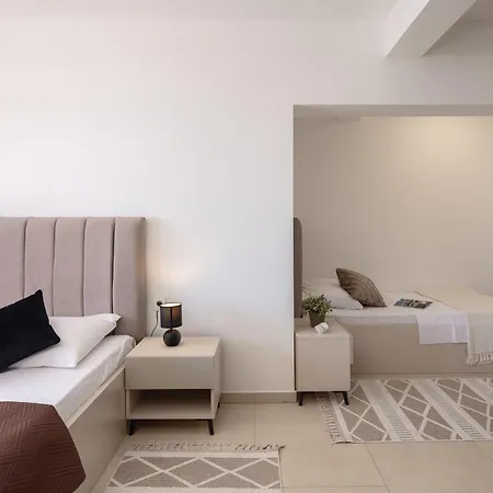 Number Xi - Beachfront Luxury With Pool イェセニツェ