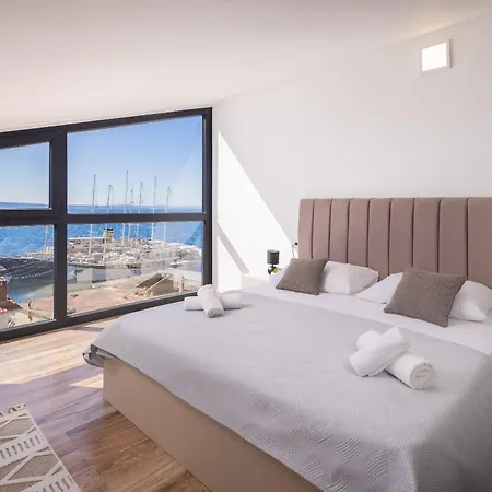 Number Xi - Beachfront Luxury With Pool Jesenice (Split-Dalmatia)