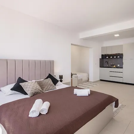 Number Xi - Beachfront Luxury With Pool