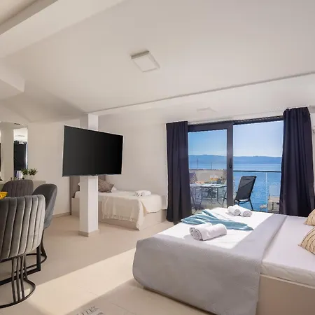 Number Xi - Beachfront Luxury With Pool *