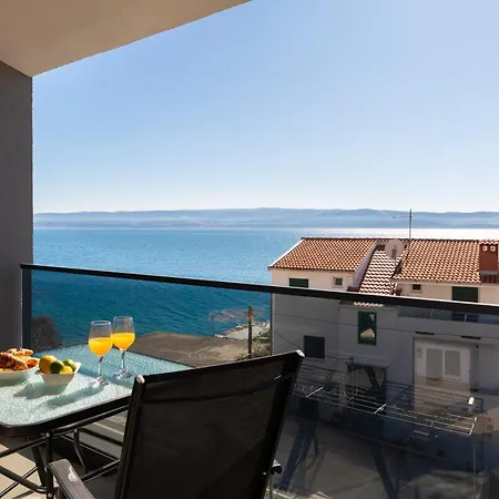 Number Xi - Beachfront Luxury With Pool アパート イェセニツェ