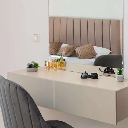 Number Xi - Beachfront Luxury With Pool Apartmán *
