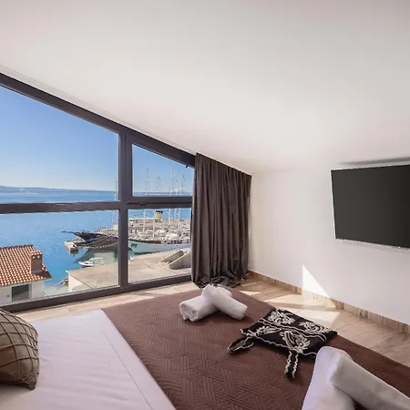 Number Xi - Beachfront Luxury With Pool Jesenice (Split-Dalmatia)