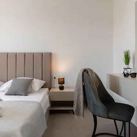 Number Xi - Beachfront Luxury With Pool * ז'סניסה