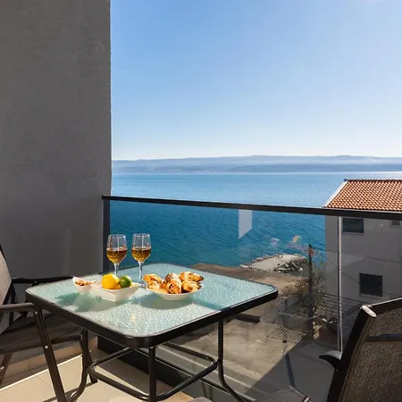 Number Xi - Beachfront Luxury With Pool