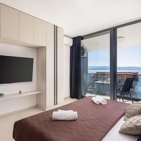 Number Xi - Beachfront Luxury With Pool