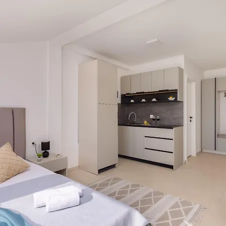 Number Xi - Beachfront Luxury With Pool Apartmán *