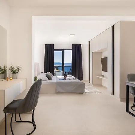 Number Xi - Beachfront Luxury With Pool Apartmán *