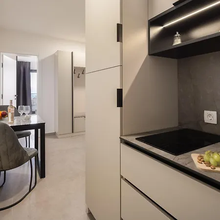 Number Xi - Beachfront Luxury With Pool Apartmán *