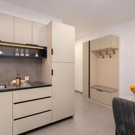 דירה Number Xi - Beachfront Luxury With Pool *