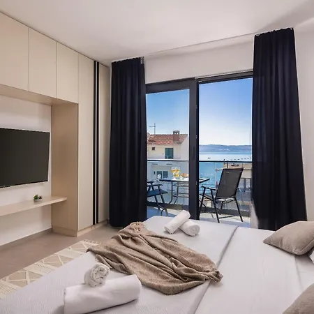 Number Xi - Beachfront Luxury With Pool