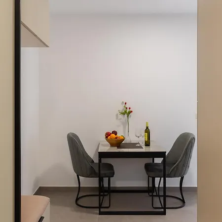 Number Xi - Beachfront Luxury With Pool Apartmán
