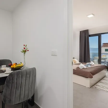 Number Xi - Beachfront Luxury With Pool Apartmán Jesenice (Split-Dalmatia)