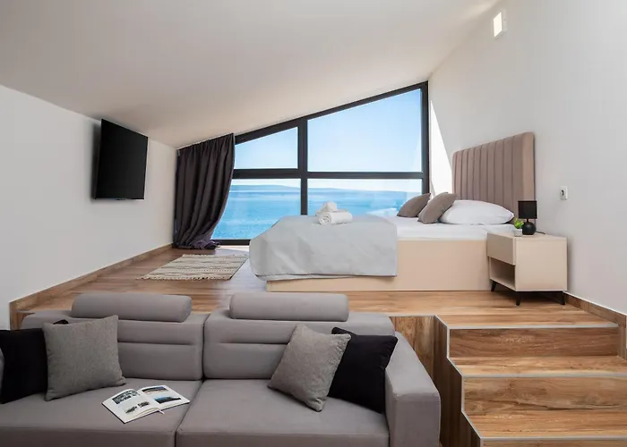 Number Xi - Beachfront & Pool *