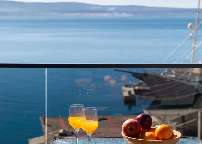 Number Xi - Beachfront & Pool * Jesenice (Split-Dalmatia)