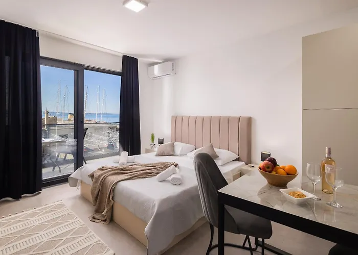 Number Xi - Beachfront & Pool Lejlighed Jesenice (Split-Dalmatia)