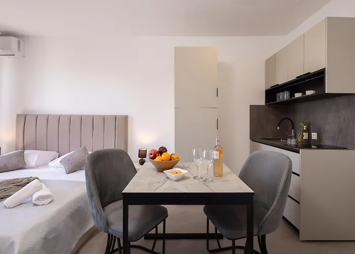 Number Xi - Beachfront & Pool Lejlighed