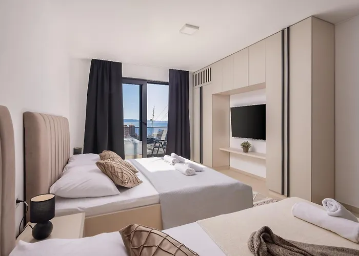 Number Xi - Beachfront & Pool Jesenice (Split-Dalmatia)