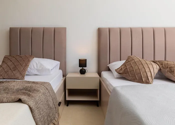 Number Xi - Beachfront & Pool Jesenice (Split-Dalmatia)