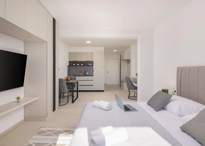 Number Xi - Beachfront & Pool * Jesenice (Split-Dalmatia)