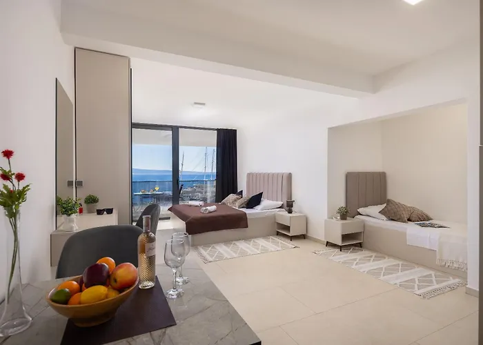 Number Xi - Beachfront & Pool