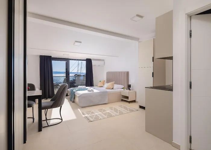 Number Xi - Beachfront & Pool *