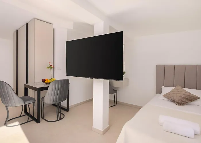Number Xi - Beachfront & Pool Lejlighed *