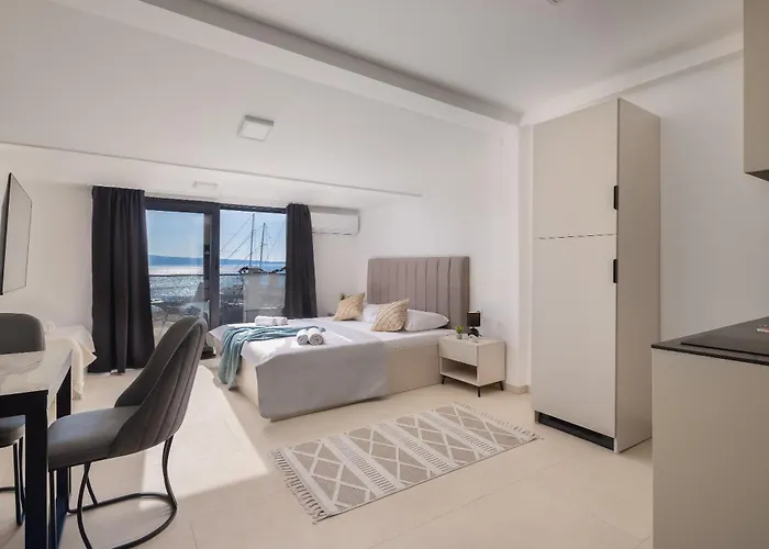 Number Xi - Beachfront & Pool * Jesenice (Split-Dalmatia)