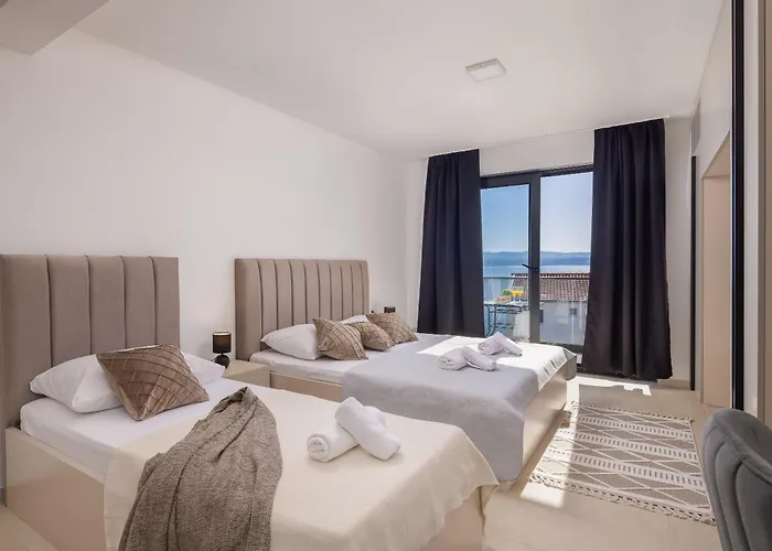 Number Xi - Beachfront & Pool Jesenice (Split-Dalmatia)