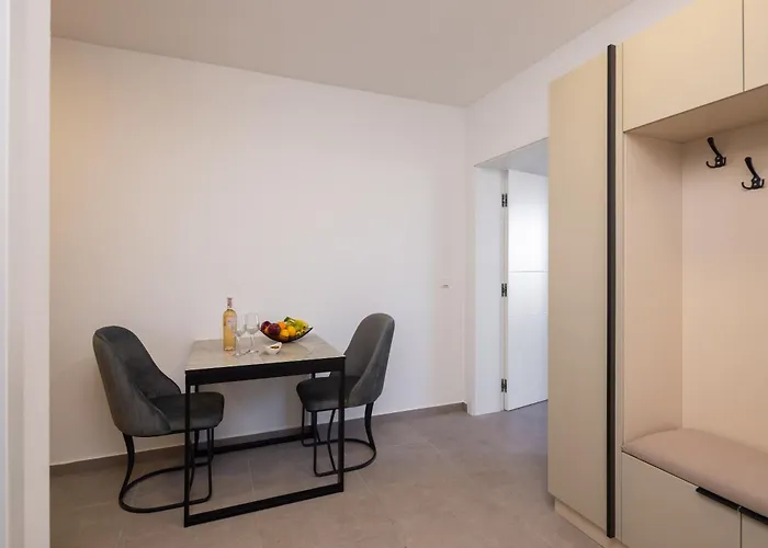 Number Xi - Beachfront & Pool Jesenice (Split-Dalmatia)